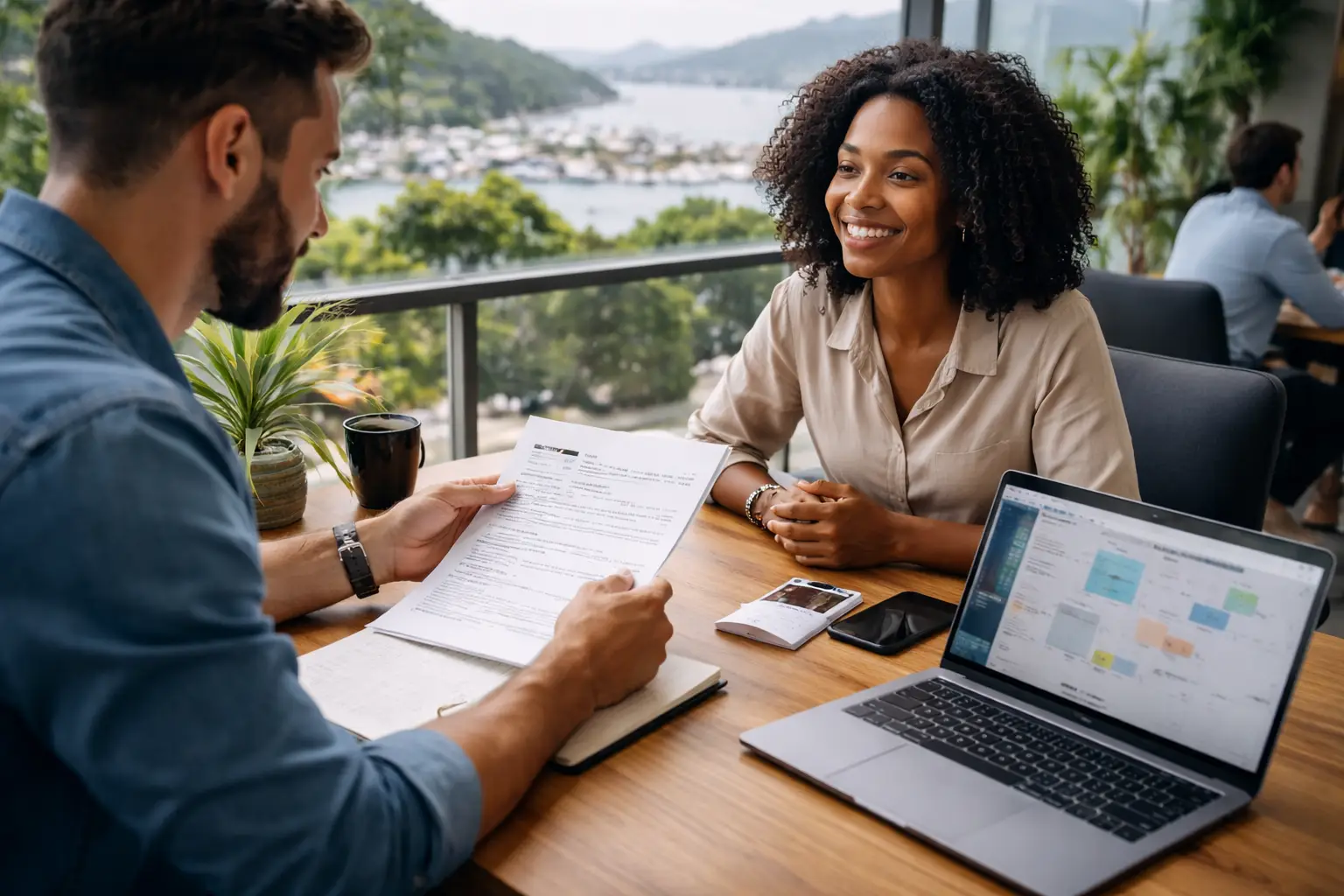 Recrutamento Especializado TI RJ com entrevista em ambiente descontraído, currículo em mãos e notebook com tarefas do time tech