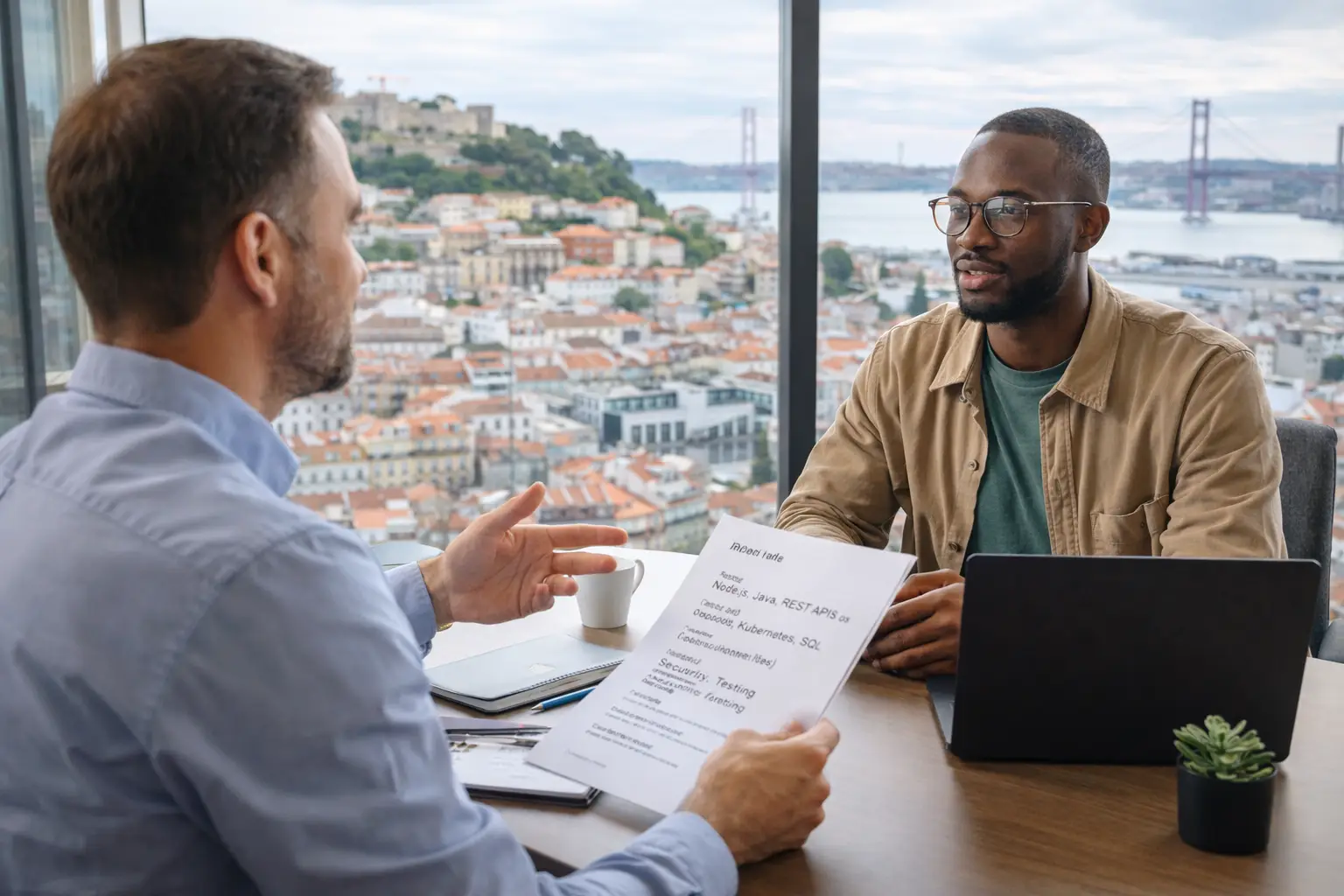 Recrutamento especializado TI em entrevista de emprego com avaliação de currículo e laptop em escritório com vista urbana